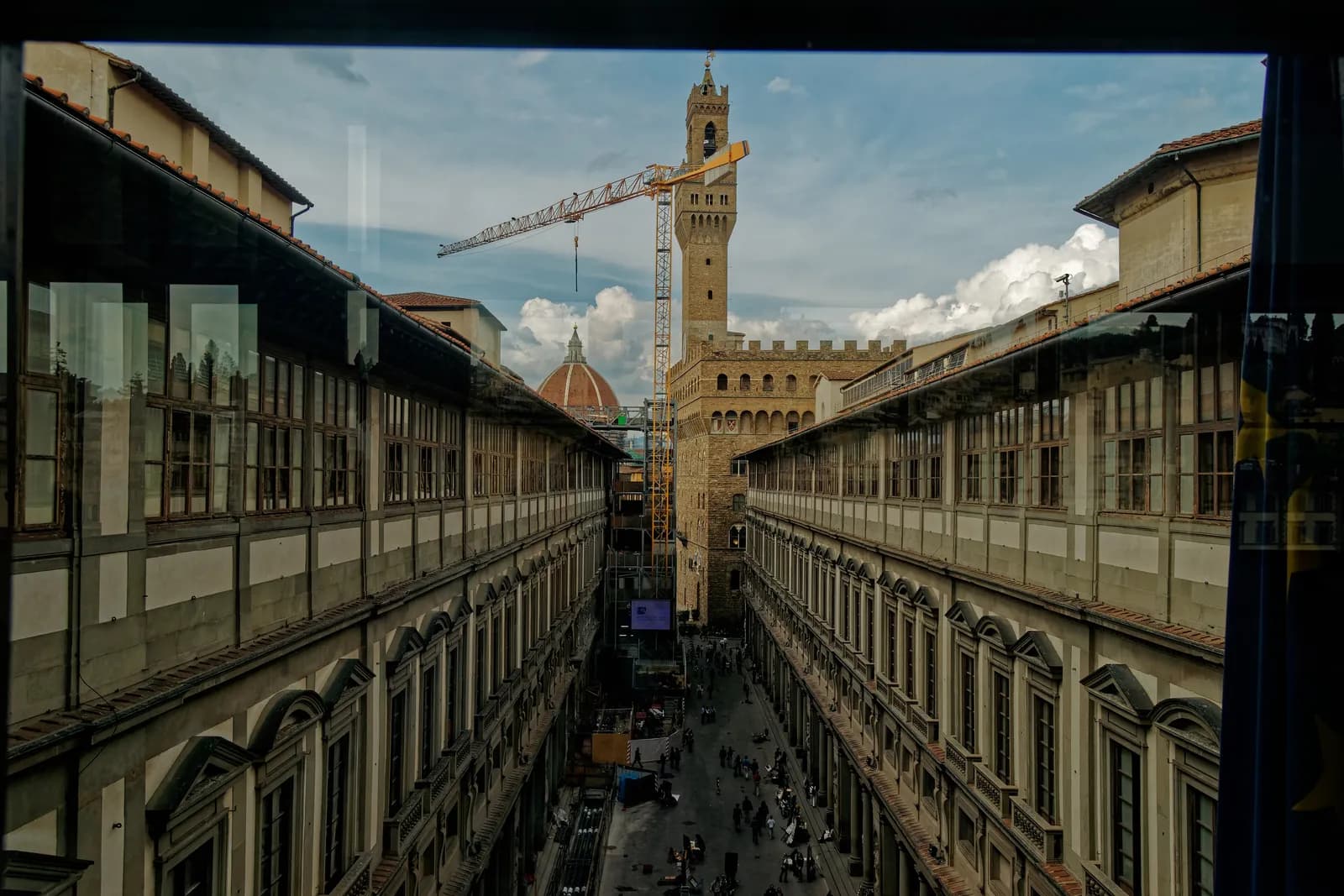 Floransa’da Uffizi avlusu ve Palazzo Vecchio’ya doğru bakış; günümüzde çekilmiş bir fotoğraf.