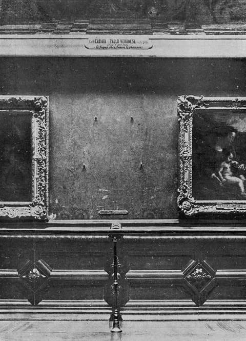 1911'de Louvre'un Salon Carré'sinde Mona Lisa'nın asılı olduğu boş yer.