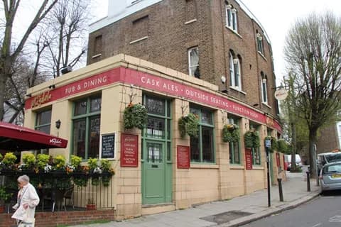 Hampstead’deki Magdala pub’ının gündüz çekilmiş dış görünüşü