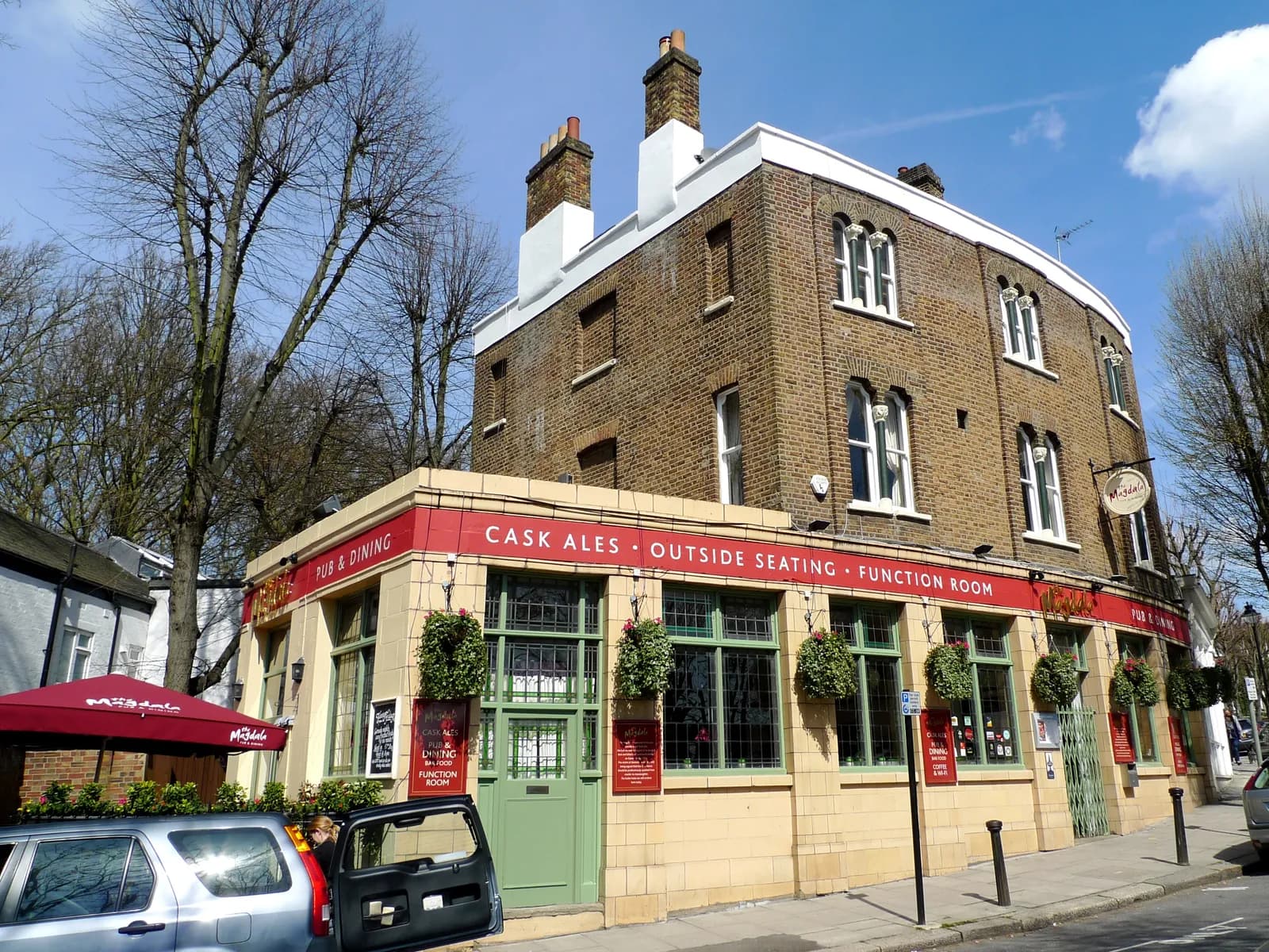 Hampstead’deki Magdala pub’ının gece çekilmiş dış görünüşü