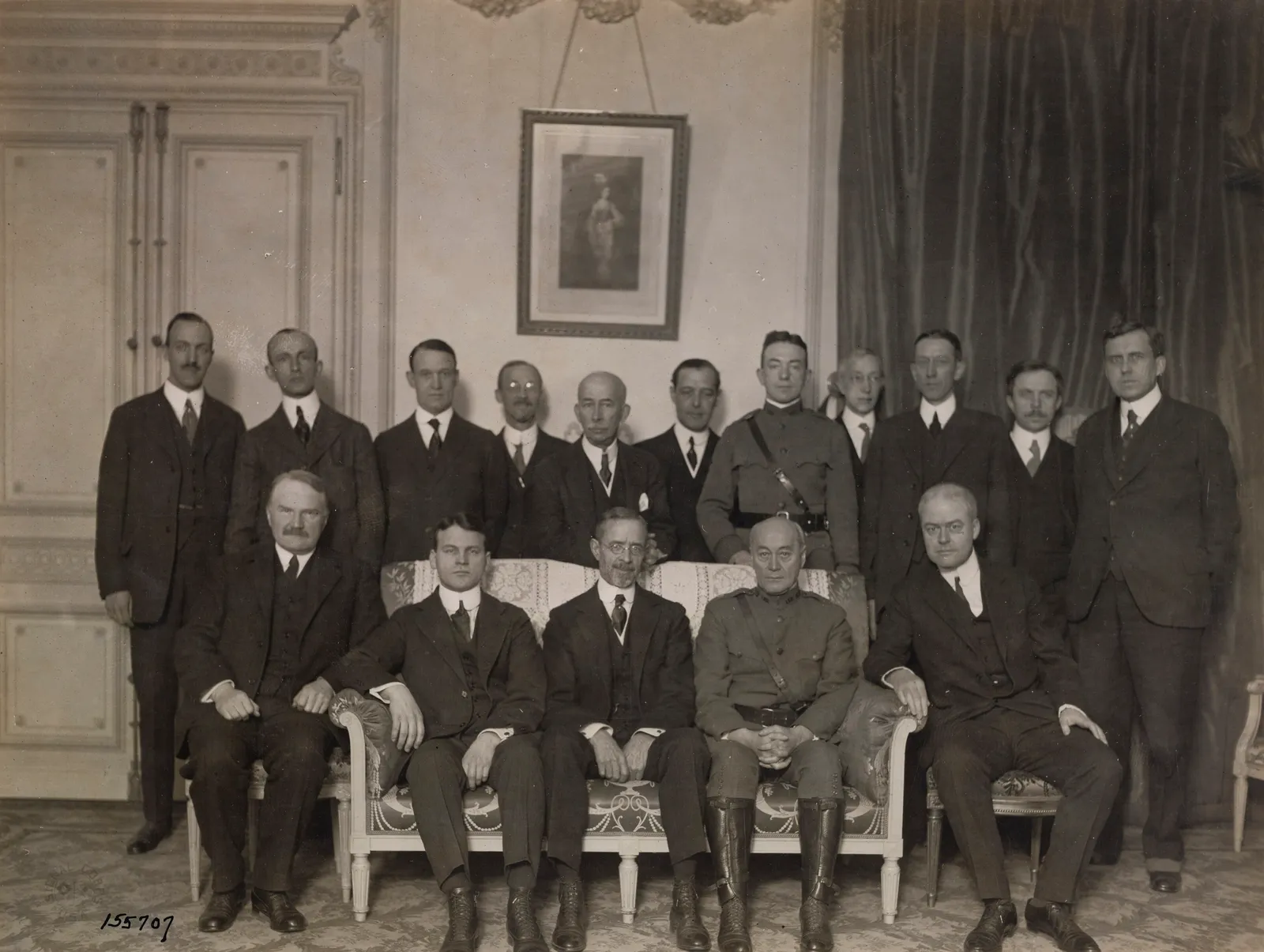 1919’da çekilmiş bir arşiv fotoğrafı: Paris’teki Hotel de Crillon’un önünde duran bir grup insan. Fotoğraf bu vakayla ilgisizdir.